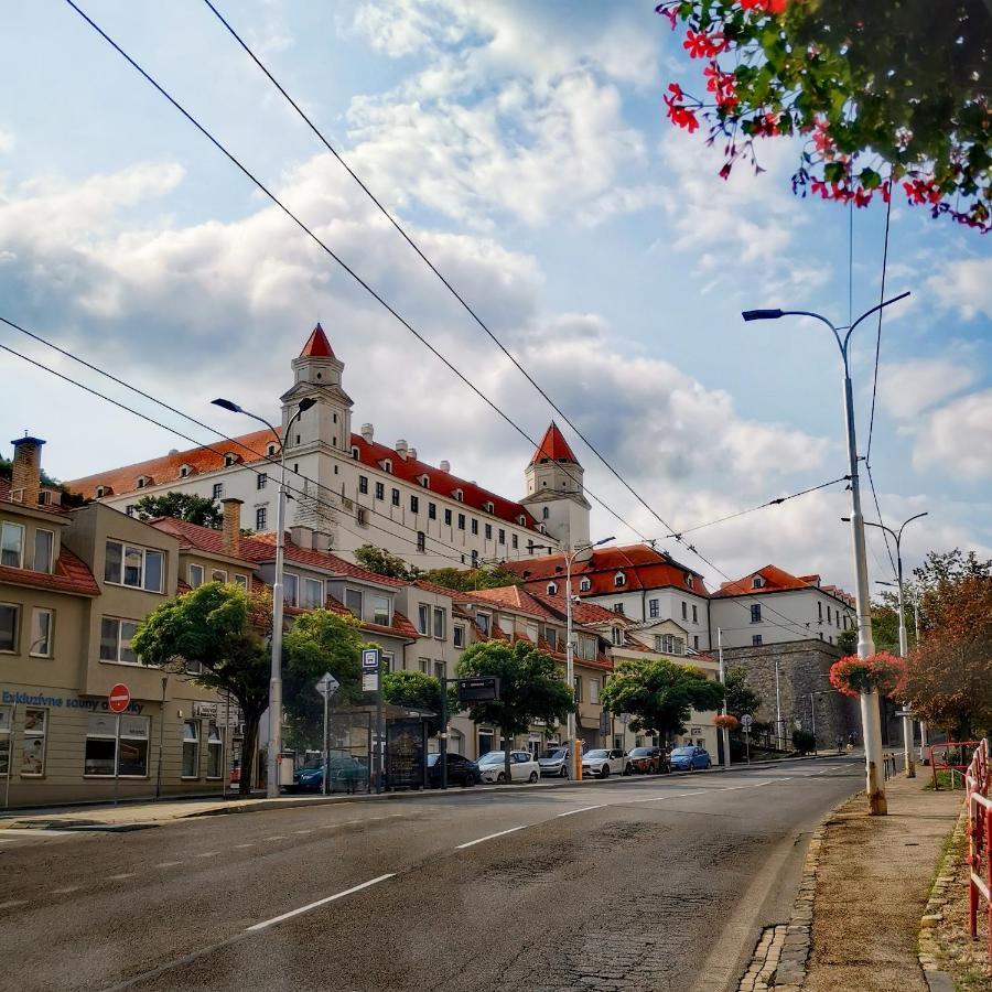 Cozyhome The Castle Apartment - Spacious, Quiet, High Ceiling Bratislava Exterior photo