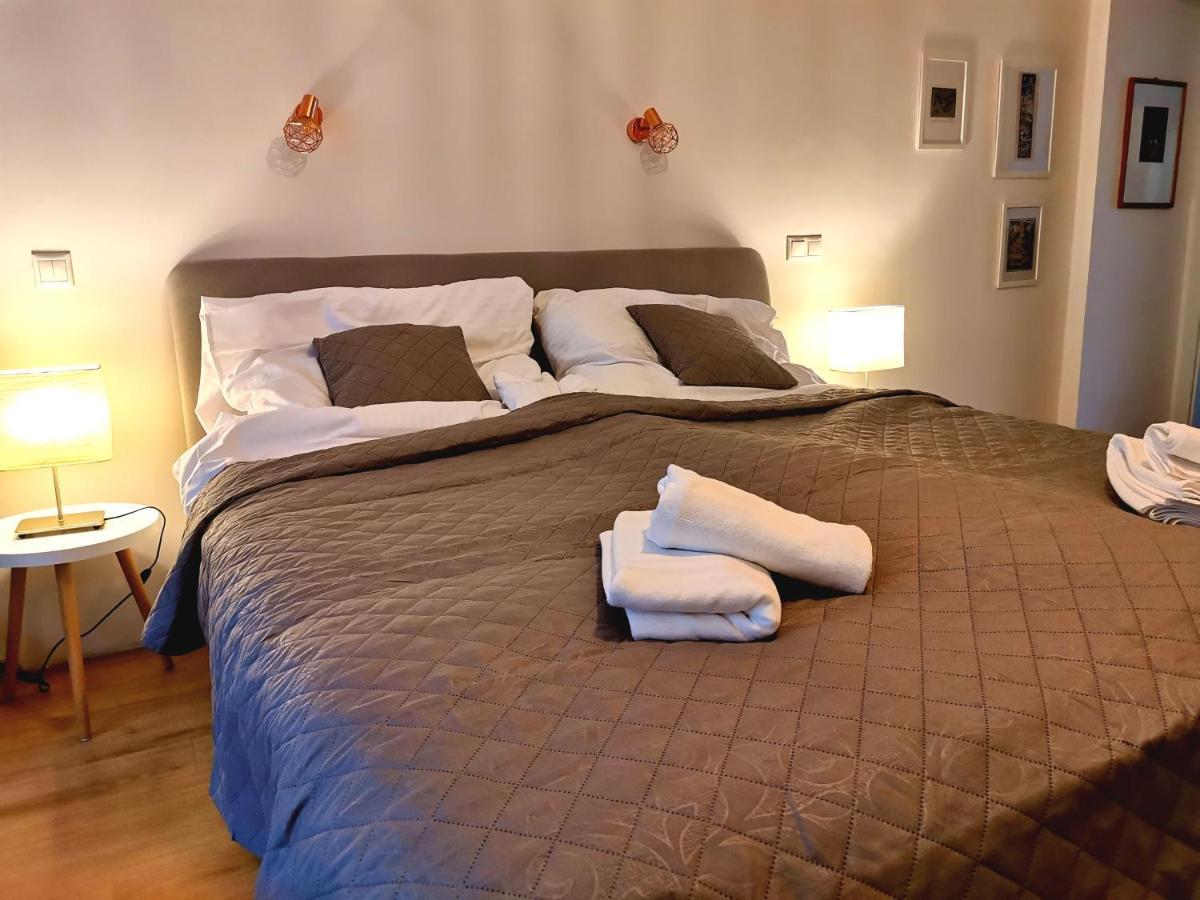 Cozyhome The Castle Apartment - Spacious, Quiet, High Ceiling Bratislava Exterior photo