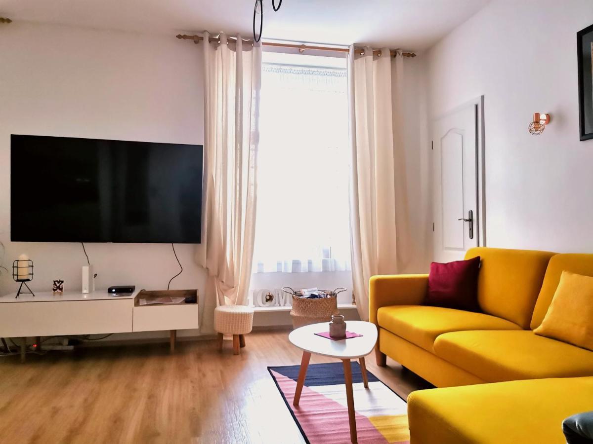 Cozyhome The Castle Apartment - Spacious, Quiet, High Ceiling Bratislava Exterior photo