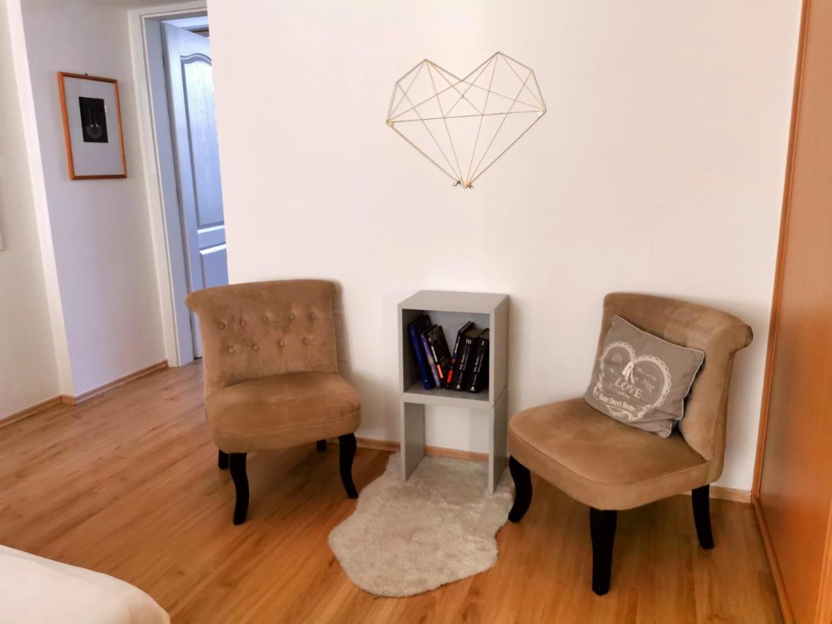 Cozyhome The Castle Apartment - Spacious, Quiet, High Ceiling Bratislava Exterior photo