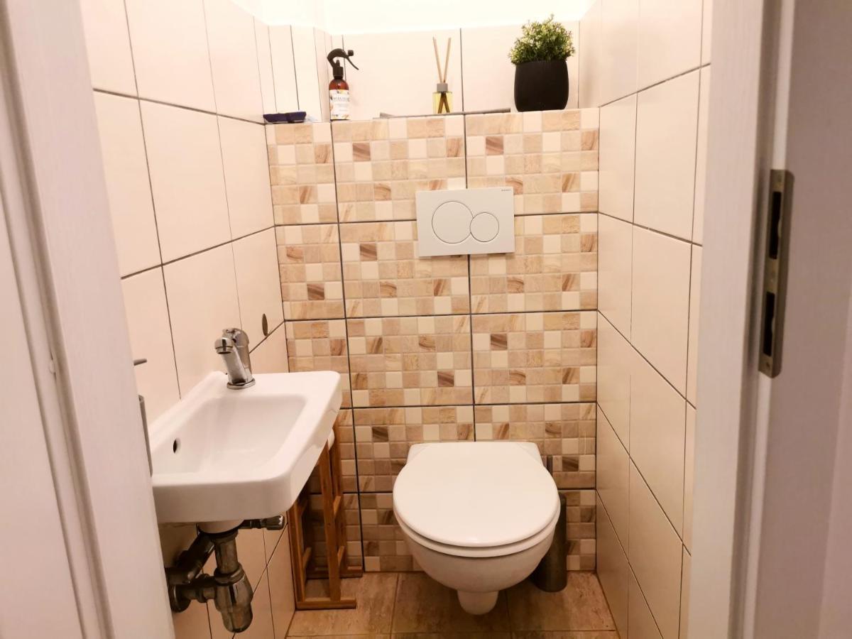 Cozyhome The Castle Apartment - Spacious, Quiet, High Ceiling Bratislava Exterior photo
